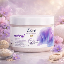 Charger l'image dans la galerie, Gommage Corps Dove Bath Therapy Renew Violette Sauvage & Hibiscus — 295 ml