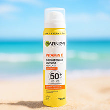 Charger l'image dans la galerie, Garnier Vitamine C Éclaircissante sur le maquillage Brume UV Invisible avec SPF50+ et Vitamine C 75ml GARNIER