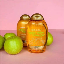 Charger l'image dans la galerie, OGX Shampooing clarifiant au vinaigre de cidre de pomme Clarify & Shine+ 385 ml OGX