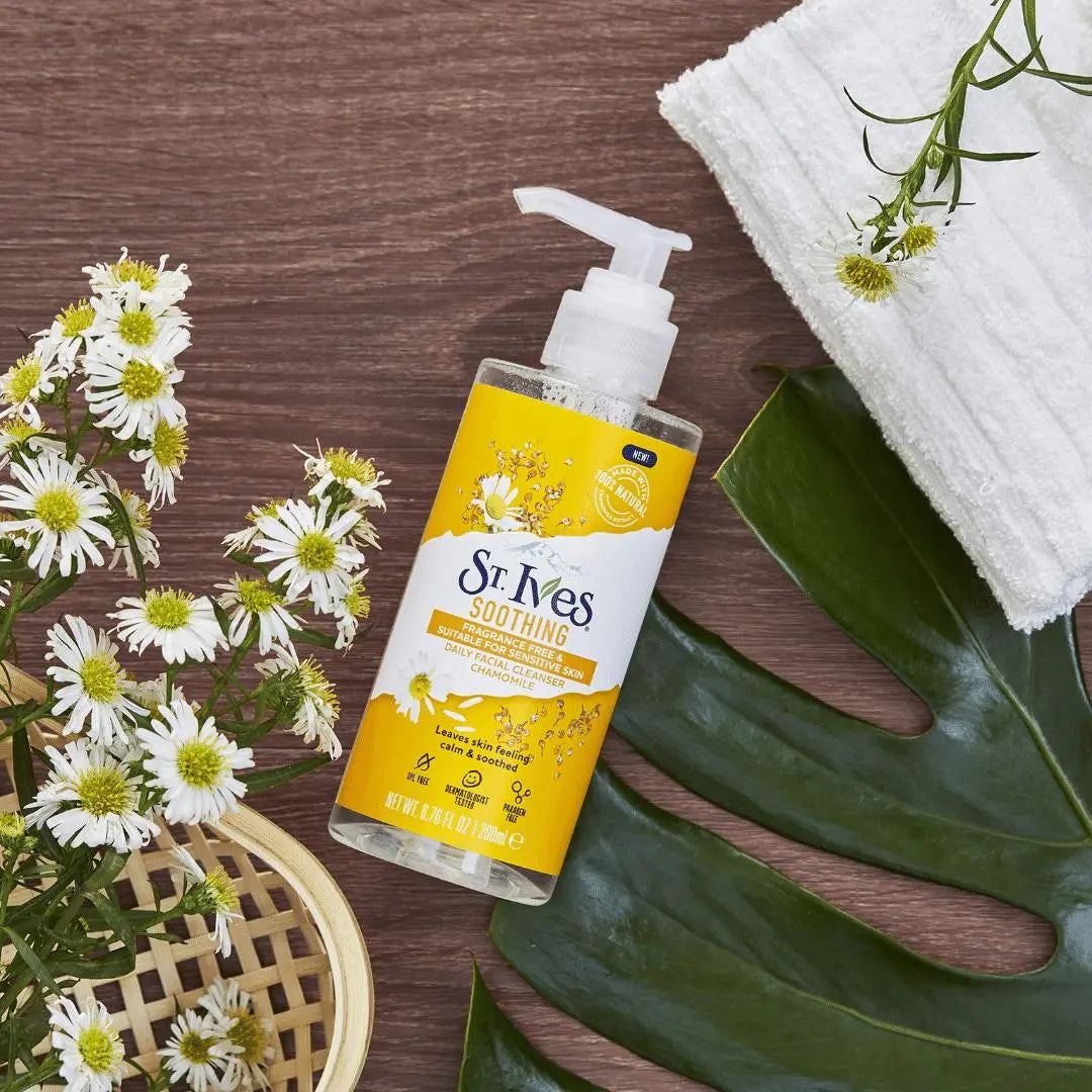 1.1 St. Ives Soin adoucissant nettoyant a la chamomille pour le visage 200 ml ST IVES