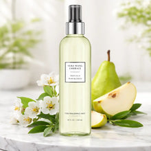 Charger l'image dans la galerie, Brume Parfumée Vera Wang Embrace Thé Vert &amp; Fleur de Poirier — 118 ml